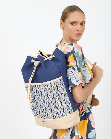 Γυναικεία τσάντα πλάτης DOCA πουγκί από ανθεκτικό καραβόπανο σε εντυπωσιακό μέγεθος .  ΤΠΤ407000