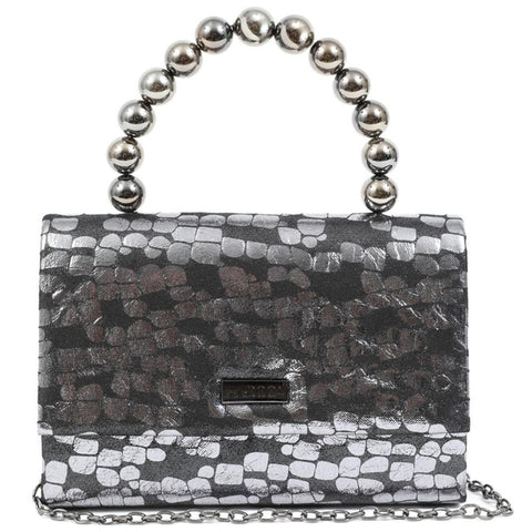 Γυναικείο βραδινό τσαντάκι DOCA clutch σε ασημί χρώμα με χερούλι με πέρλες αλυσίδα, ιδιαίτερη υφή και κλείσιμο με καπάκι. ΤΠΤ901000