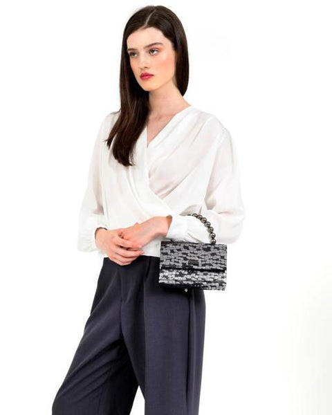 Γυναικείο βραδινό τσαντάκι DOCA clutch σε ασημί χρώμα με χερούλι με πέρλες αλυσίδα, ιδιαίτερη υφή και κλείσιμο με καπάκι. ΤΠΤ901000