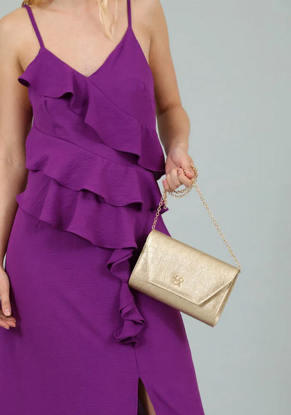 Γυναικείο βραδινό τσαντάκι DOCA clutch σε χρυσο χρώμα με κροκό υφή, κλείσιμο με καπάκι και αλυσίδα. ΤΠΤ895000