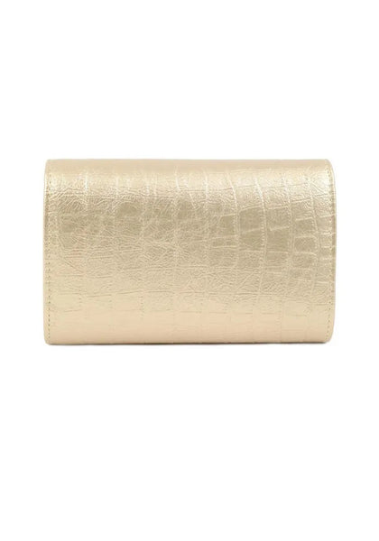 Γυναικείο βραδινό τσαντάκι DOCA clutch σε χρυσο χρώμα με κροκό υφή, κλείσιμο με καπάκι και αλυσίδα. ΤΠΤ895000