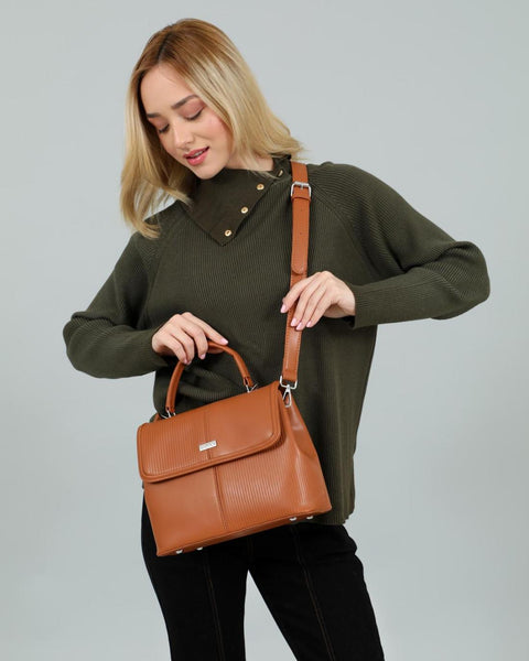 Γυναικεία τσάντα χειρός DOCA σε ταμπά χρώμα με κλείσιμο με καπάκι, εξωτερική τσέπη και ριγέ σχέδιο. ΤΠΤ984000