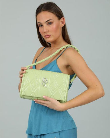 Γυναικεία τσάντα ώμου DOCA σε πράσινο λάιμ χρώμα με κλείσιμο με καπάκι, διακοσμητικές λεπτομέρειες, καπιτονέ υφή και αλυσίδα. ΤΠΤ073000