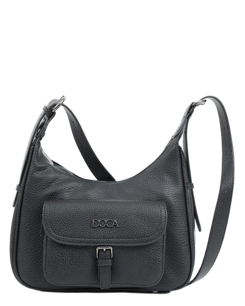 Γυναικεία τσάντα χιαστί DOCA σε μαύρο χρώμα με εξωτερική τσέπη, ημικυκλικό σχήμα και ρυθμιζόμενο λουράκι. ΤΠΤ025000