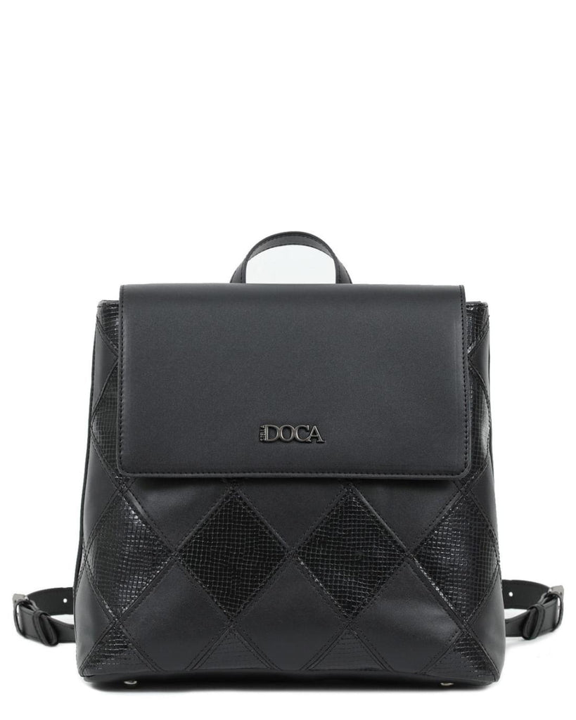 Γυναικεία τσάντα πλάτης DOCA σε μαύρο χρώμα με εξωτερική τσέπη, γεωμετρικό σχέδιο, υφή φίδι και κλείσιμο με καπάκι. ΤΠΤ031000