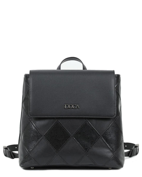 Γυναικεία τσάντα πλάτης DOCA σε μαύρο χρώμα με εξωτερική τσέπη, γεωμετρικό σχέδιο, υφή φίδι και κλείσιμο με καπάκι. ΤΠΤ031000