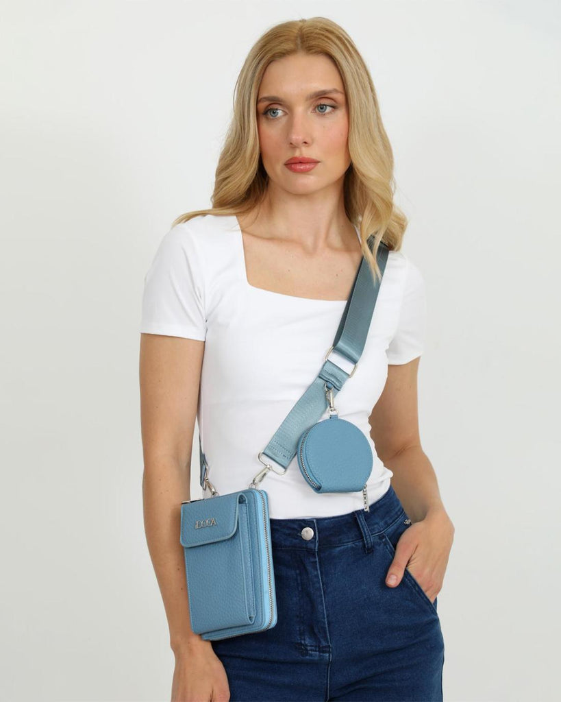 Γυναικεία τσάντα χιαστί θήκη κινητού DOCA σε γαλάζιο χρώμα με κλείσιμο με καπάκι, αποσπώμενο εξωτερικό τσαντάκι, αποσπώμενο/ρυθμιζόμενο ιμάντα και ανάγλυφη υφή. ΤΠΤ080000