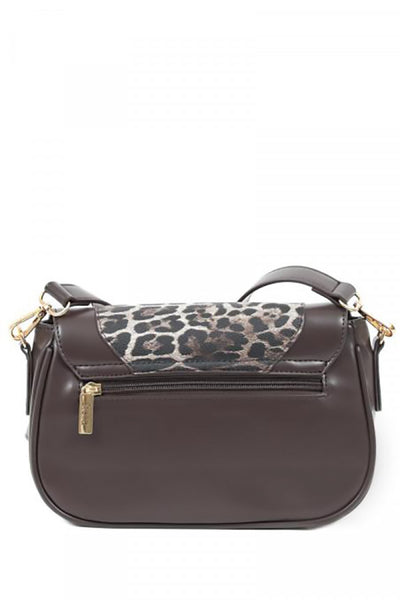 Γυναικεία τσάντα χιαστί DOCA σε καφέ χρώμα με animal print, εξωτερική τσέπη, αποσπώμενο/ρυθμιζόμενο λουράκι και κλείσιμο με καπάκι.ΤΠΤ187000