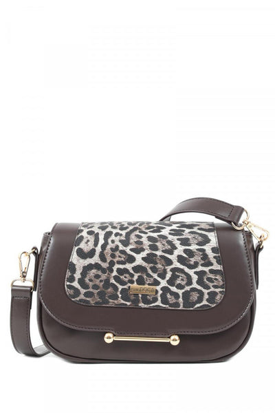Γυναικεία τσάντα χιαστί DOCA σε καφέ χρώμα με animal print, εξωτερική τσέπη, αποσπώμενο/ρυθμιζόμενο λουράκι και κλείσιμο με καπάκι.ΤΠΤ187000