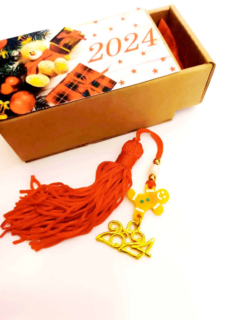 Χειροποίητο Γούρι 2024 gingerbread σε κουτάκι δώρου Γ016000
