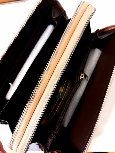 Πορτοφόλι με θέσεις για κάρτες, χαρτονομίσματα, και κέρματα, από ειδικά επεξεργασμένο φελλό. ΤΠΠ164000