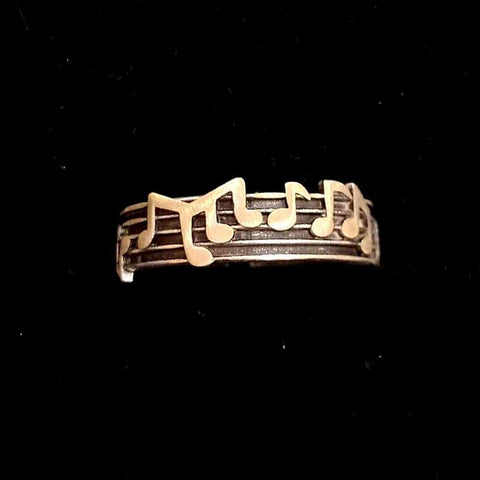 Χειροποίητο Δαχτυλίδι από επαργυρωμένο ορείχαλκο με ανέγλυφες νότες Δ116000