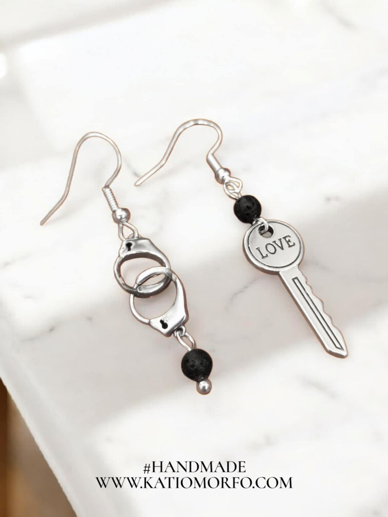 Χειροποίητα Σκουλαρικια σε καλλιτεχνικό σχέδιο κλειδί & χειροπέδες Σ539000