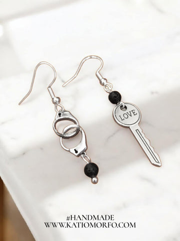 Χειροποίητα Σκουλαρικια σε καλλιτεχνικό σχέδιο κλειδί & χειροπέδες Σ539000