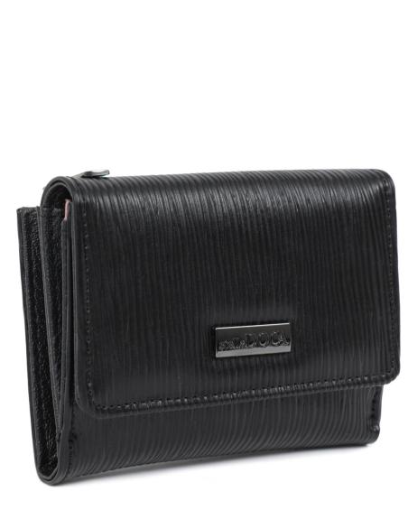 Πορτοφόλι DOCA σε μαύρο χρώμα με ανάγλυφη υφή και κλείσιμο με καπάκι. ΤΠΠ455000