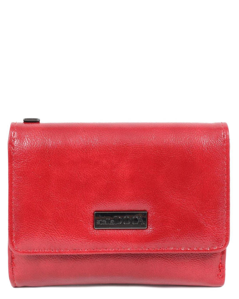 Πορτοφόλι DOCA σε κόκκινο χρώμα με ανάγλυφη υφή και κλείσιμο με καπάκι. ΤΠΠ453000