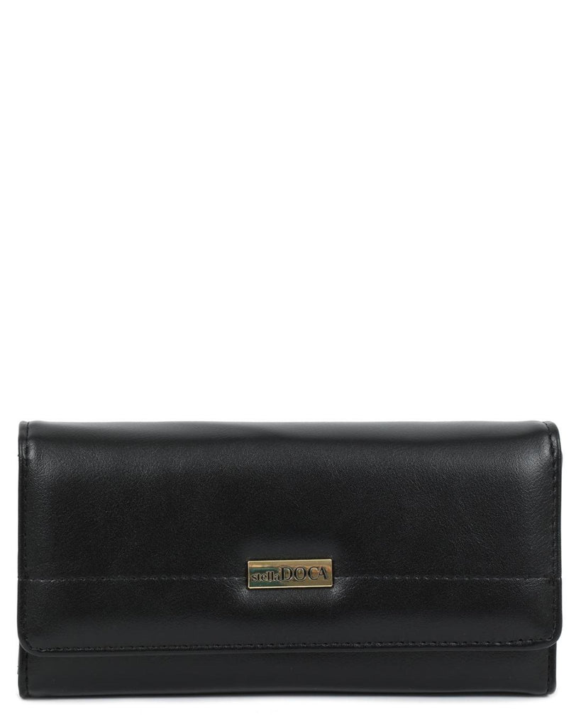 Πορτοφόλι DOCA σε μαύρο χρώμα με μακρόστενο σχήμα, διακοσμητικές λεπτομέρειες και κλείσιμο με καπάκι. ΤΠΠ484000