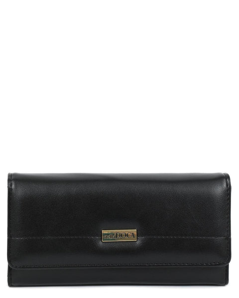 Πορτοφόλι DOCA σε μαύρο χρώμα με μακρόστενο σχήμα, διακοσμητικές λεπτομέρειες και κλείσιμο με καπάκι. ΤΠΠ484000