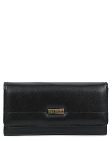 Πορτοφόλι DOCA σε μαύρο χρώμα με μακρόστενο σχήμα, διακοσμητικές λεπτομέρειες και κλείσιμο με καπάκι. ΤΠΠ484000