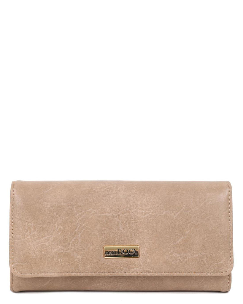 Πορτοφόλι DOCA σε μπεζ χρώμα με ανάγλυφη υφή και κλείσιμο με καπάκι. ΤΠΠ480000