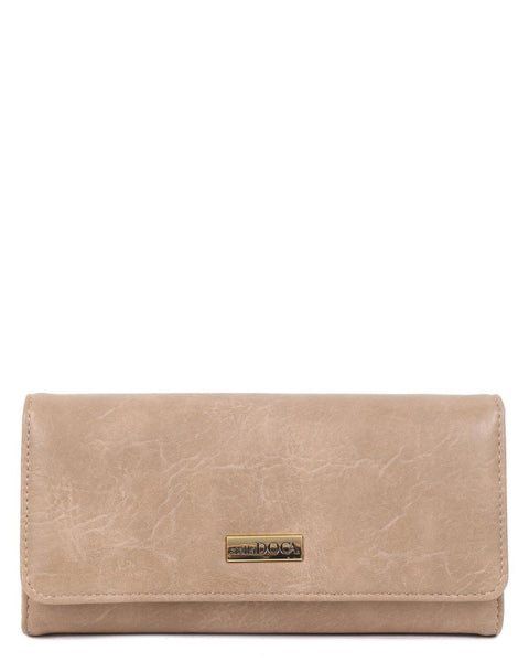 Πορτοφόλι DOCA σε μπεζ χρώμα με ανάγλυφη υφή και κλείσιμο με καπάκι. ΤΠΠ480000