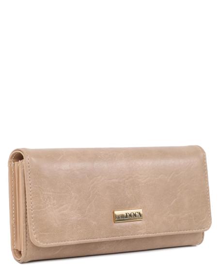 Πορτοφόλι DOCA σε μπεζ χρώμα με ανάγλυφη υφή και κλείσιμο με καπάκι. ΤΠΠ480000