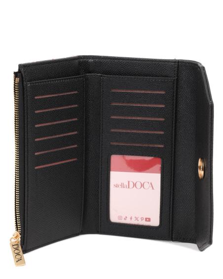 Πορτοφόλι DOCA σε μαύρο χρώμα με ανάγλυφη υφή και κλείσιμο με καπάκι. ΤΠΠ473000