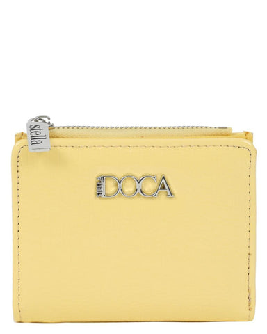 Πορτοφόλι DOCA σε κίτρινο χρώμα με κλείσιμο με καπάκι και λουστρίν υφή. ΤΠΠ502000