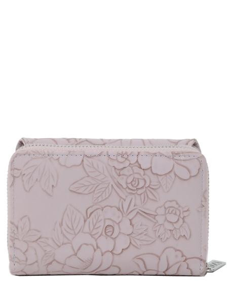Πορτοφόλι DOCA σε λιλά χρώμα με ιδιαίτερη υφή, φλοράλ τύπωμα και κλείσιμο με καπάκι. ΤΠΠ505000