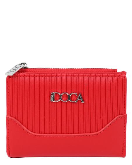 Πορτοφόλι DOCA σε κόκκινο χρώμα με ιδιαίτερη υφή και κλείσιμο με καπάκι. ΤΠΠ512000
