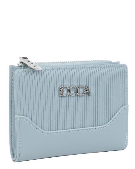 Πορτοφόλι DOCA σε γαλάζιο χρώμα με ιδιαίτερη υφή και κλείσιμο με καπάκι. ΤΠΠ513000