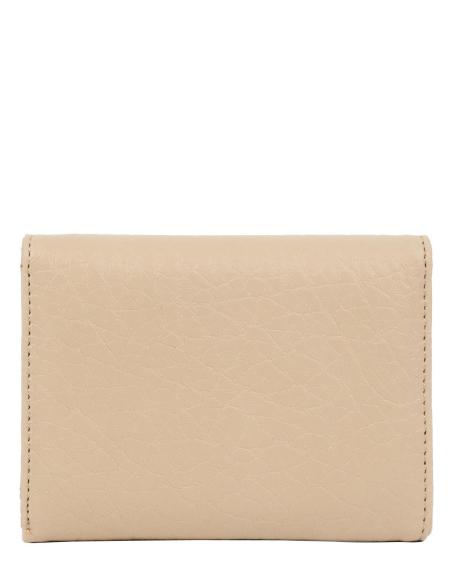 Πορτοφόλι DOCA σε μπεζ χρώμα με κλείσιμο με καπάκι και ιδιαίτερη υφή. ΤΠΠ515000