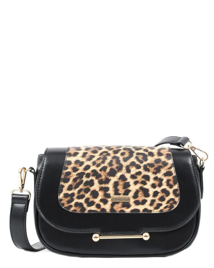 Γυναικεία τσάντα χιαστί DOCA σε μαύρο χρώμα με animal print, εξωτερική τσέπη, αποσπώμενο/ρυθμιζόμενο λουράκι και κλείσιμο με καπάκι.ΤΠΤ186000