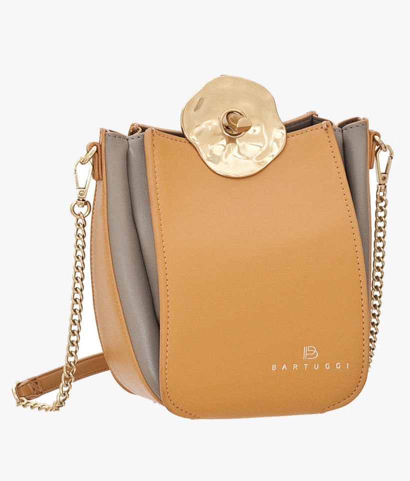 Δίχρωμη τσάντα BARTUGGI  χιαστί με εντυπωσιακό χρυσό κούμπωμα και μοναδικό σχήμα. ΤΠΤ143000