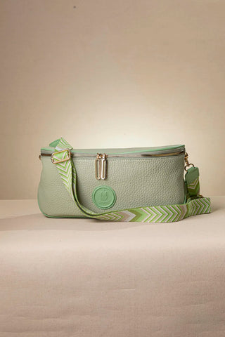Τσάντα crossbody FRAGOLA σε πράσινο χρώμα με εξωτερική θήκη στο πίσω μέρος και ρυθμιζόμενο ιμάντα. ΤΠΤ111000