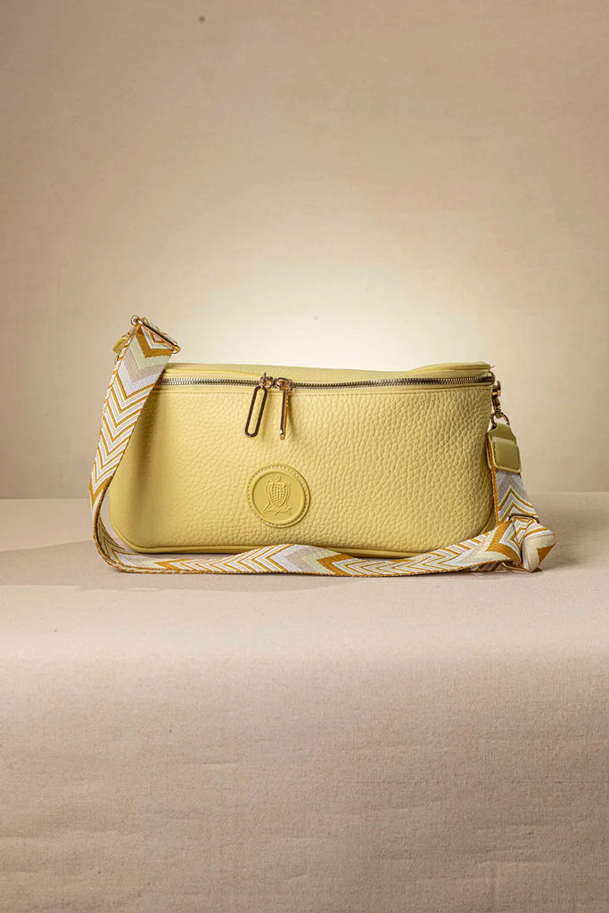 Τσάντα crossbody FRAGOLA σε κίτρινο χρώμα με εξωτερική θήκη στο πίσω μέρος και ρυθμιζόμενο ιμάντα. ΤΠΤ112000