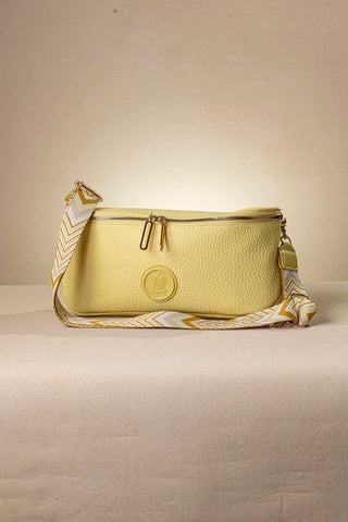 Τσάντα crossbody FRAGOLA σε κίτρινο χρώμα με εξωτερική θήκη στο πίσω μέρος και ρυθμιζόμενο ιμάντα. ΤΠΤ112000
