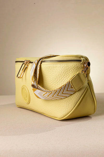 Τσάντα crossbody FRAGOLA σε κίτρινο χρώμα με εξωτερική θήκη στο πίσω μέρος και ρυθμιζόμενο ιμάντα. ΤΠΤ112000