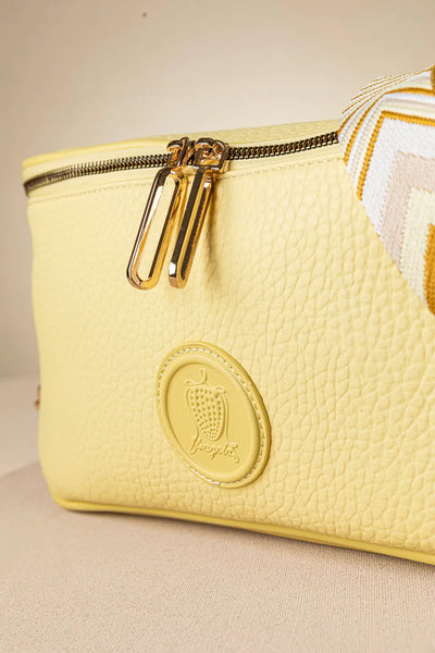 Τσάντα crossbody FRAGOLA σε κίτρινο χρώμα με εξωτερική θήκη στο πίσω μέρος και ρυθμιζόμενο ιμάντα. ΤΠΤ112000