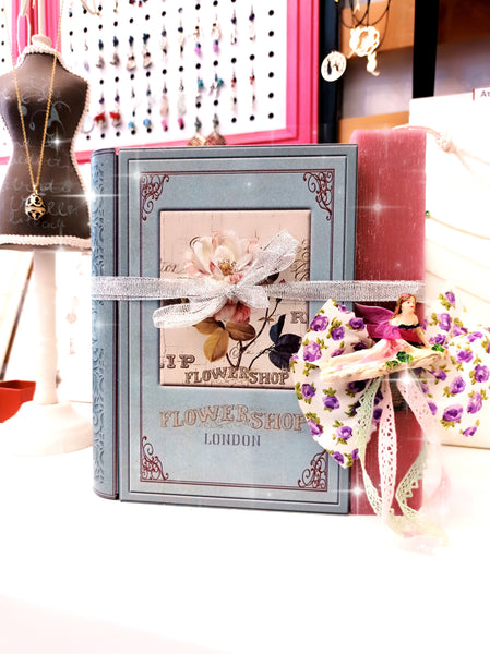 Σετ χειροποίητη Λαμπάδα αρωματική με πορσελάνη νεράιδα και μεταλλικό κουτί βιβλίο σε παραμυθένιο σχέδιο. Λ160000