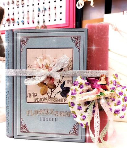Σετ χειροποίητη Λαμπάδα αρωματική με πορσελάνη νεράιδα και μεταλλικό κουτί βιβλίο σε παραμυθένιο σχέδιο. Λ160000