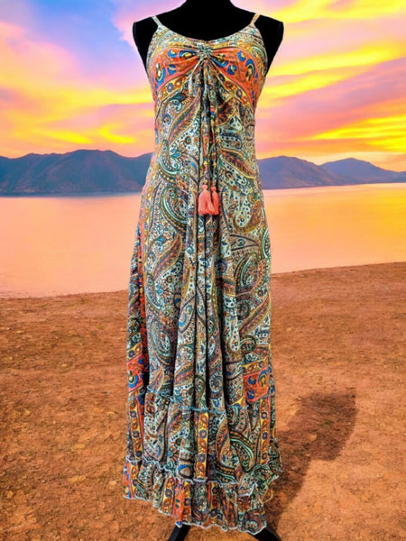 Μεταξωτό μακρύ φόρεμα, με boho σχέδιο  & μικρές φουντίτσες.    Ρ24021000