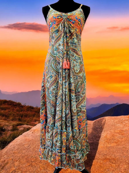 Μεταξωτό μακρύ φόρεμα, με boho σχέδιο  & μικρές φουντίτσες.    Ρ24021000