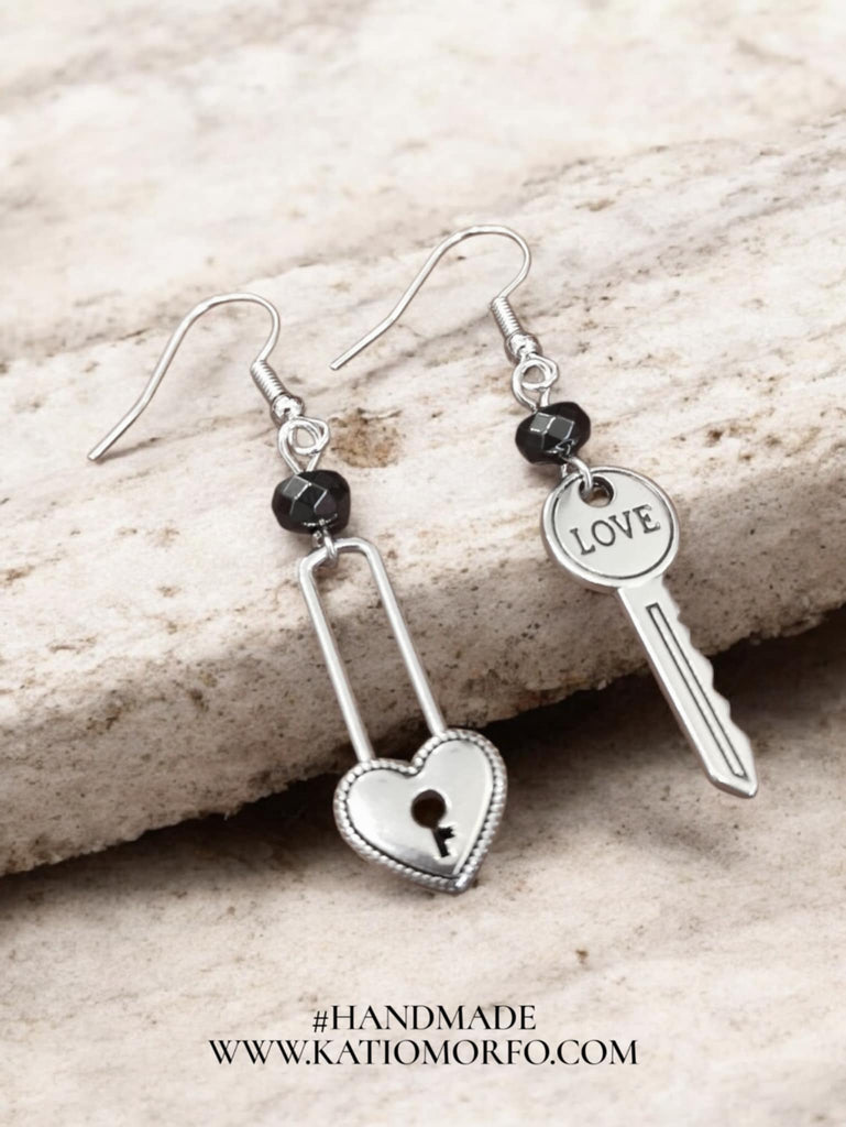 Χειροποίητα Σκουλαρικια σε καλλιτεχνικό σχέδιο κλειδί & λουκέτο  Σ538000