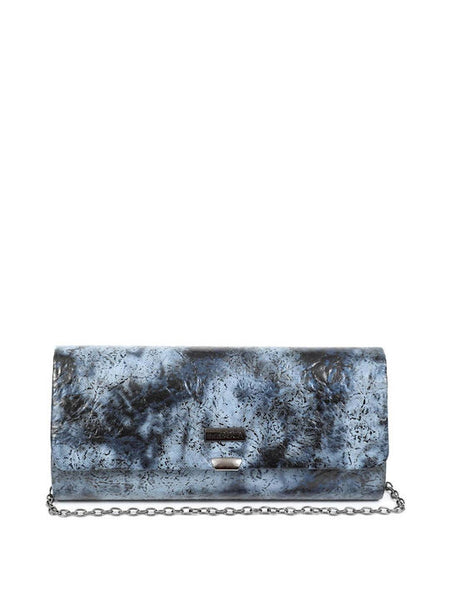 Γυναικείο βραδινό τσαντάκι DOCA clutch σε μπλε χρώμα με μαύρες λεπτομέρειες αλυσίδα και κλείσιμο με καπάκι. ΤΠΤ900000