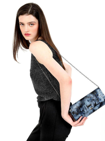 Γυναικείο βραδινό τσαντάκι DOCA clutch σε μπλε χρώμα με μαύρες λεπτομέρειες αλυσίδα και κλείσιμο με καπάκι. ΤΠΤ900000