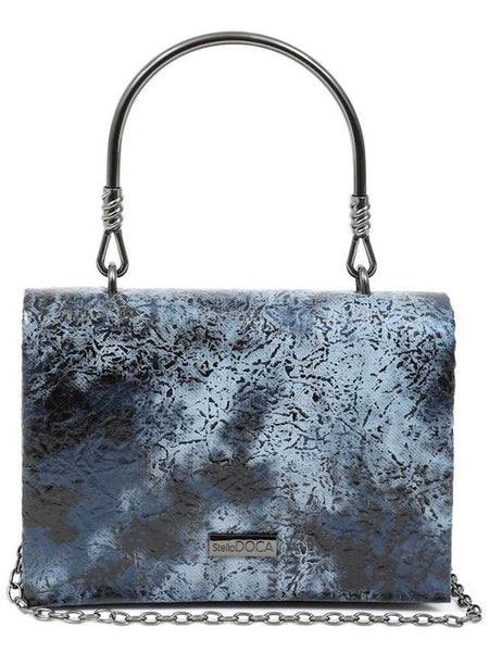 Γυναικείο βραδινό τσαντάκι DOCA clutch σε μπλε χρώμα με μαύρες λεπτομέρειες, κλείσιμο με καπάκι και αλυσίδα.  ΤΠΤ899000