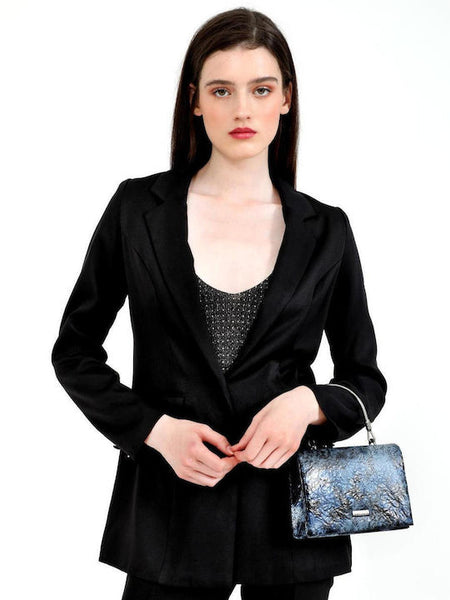 Γυναικείο βραδινό τσαντάκι DOCA clutch σε μπλε χρώμα με μαύρες λεπτομέρειες, κλείσιμο με καπάκι και αλυσίδα.  ΤΠΤ899000