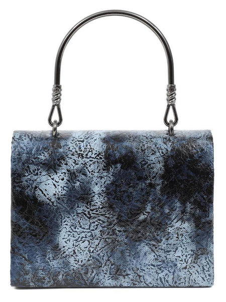 Γυναικείο βραδινό τσαντάκι DOCA clutch σε μπλε χρώμα με μαύρες λεπτομέρειες, κλείσιμο με καπάκι και αλυσίδα.  ΤΠΤ899000