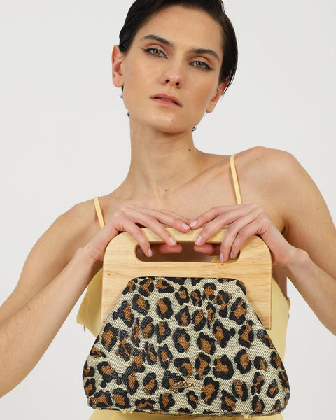 Γυναικεία τσάντα DOCA χιαστί σε Animal Print με αλυσίδα και ξύλινο κλείσιμο.ΤΠΤ963000
